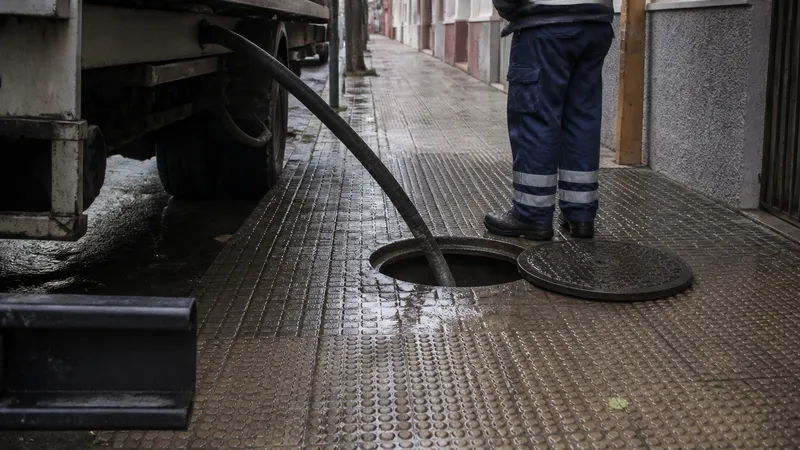 Intervención de desatascos en un tramo de tubería urbana de Sevilla