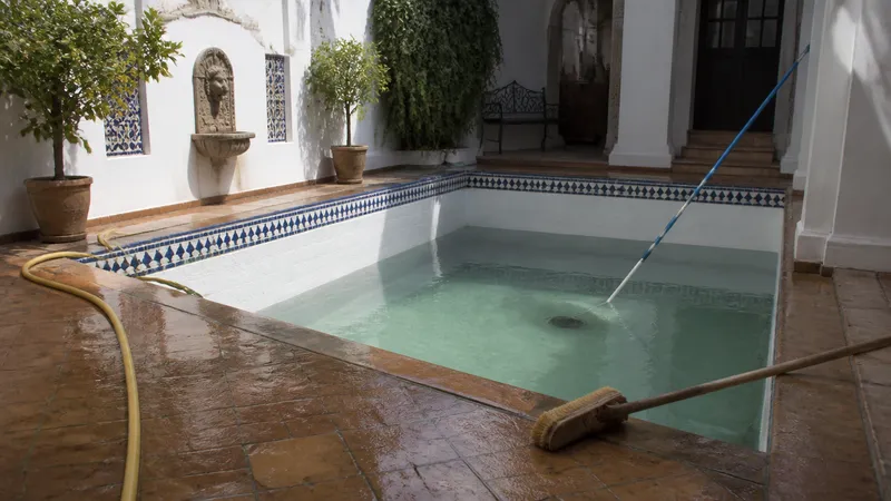 Limpieza del vaso y del sistema de desagüe de una piscina en Sevilla