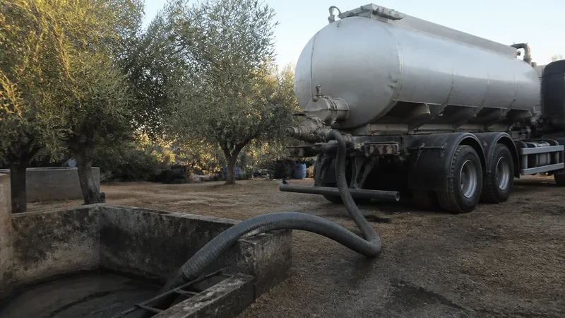 Camión cuba transportando agua residual hacia un punto de gestión en Sevilla